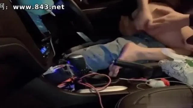 台湾の魅惑的なドライバーは車内での激しい喧嘩中に顔を見せ、運転手のズボンを脱いで楽器を演奏し始める