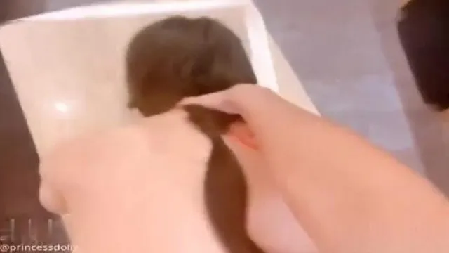 Serie tributo a tu diosa es una perra a los ojos de todos: ser utilizada como inodoro violento en un baño público para chorrear y orinar