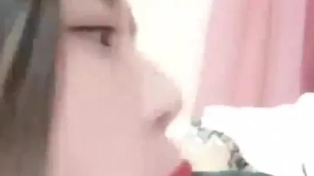 顶级美女晨晨露脸黑丝被大哥扒光常体位压在身下激烈抽插内射中出再撒尿