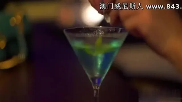 Vidéo à grande échelle d'une grande boutique de bien-être, la jeune mannequin Xiao Hui a été arrêtée et ses bas ont été déchirés et a eu des relations sexuelles dans un bar
