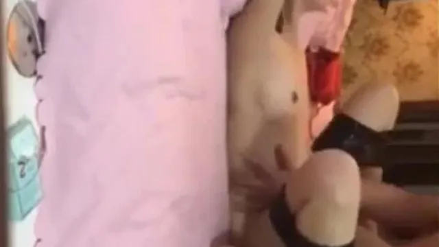 Uma bela e sexy beleza periférica foi convidada para um hotel por dois homens por um preço alto, e eles se revezaram para transar com ela.
