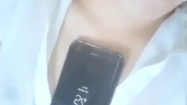 夫の電話に出ながらフルートを演奏する