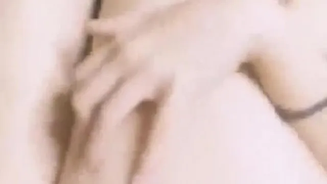 Taiwan muestra su cara a las tres y se come dos pollas a la vez. Está muy bien. Tiene la cara follada y follada y está completamente desnuda ante la cámara.