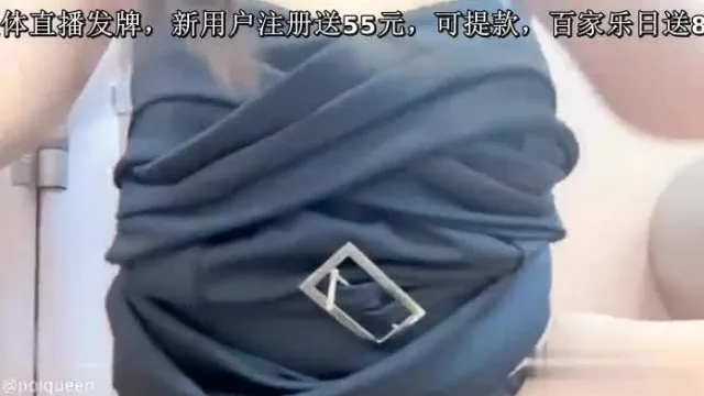 有名YouTuberのF乳がトイレで情熱的に顔を見せて誘惑