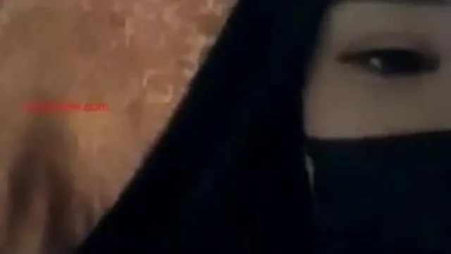 Une présentatrice de niveau déesse rencontre un homme dans le centre de bains et montre sa vidéo de sexe aux autres, et l'homme commence même à la toucher