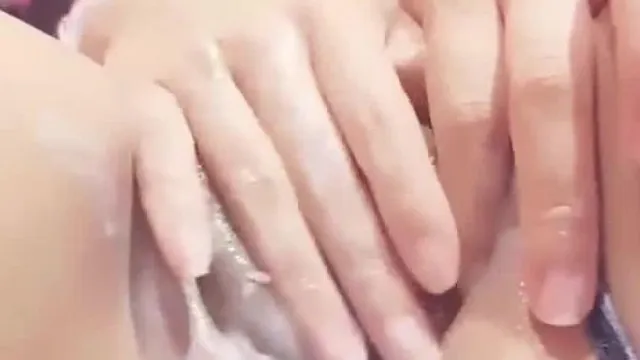 非常骚气花臂纹身巨乳女主播浴室牛奶抹逼逼