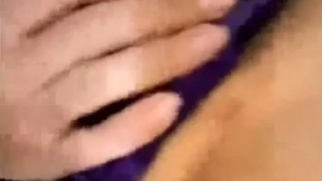 Hice una cita con una joven atractiva cercana a través de WeChat y el sexo fue muy cachondo y acuoso.