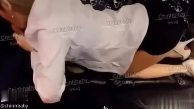 La belleza de una celebridad de Internet busca al azar a un joven para ir a casa y tener sexo con él, pero ella es bastante tímida.