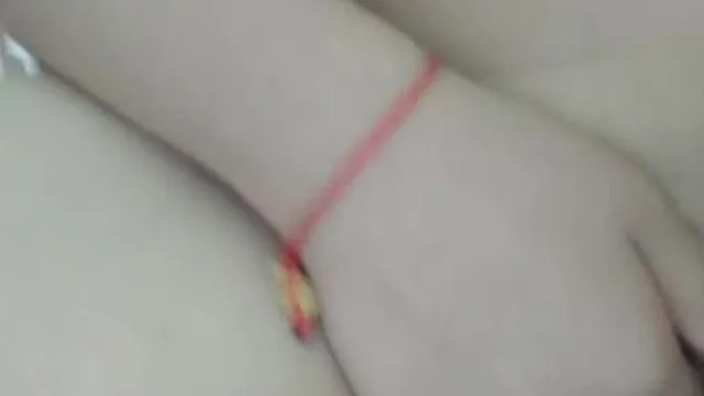 As duas lindas irmãs estão fazendo um show ao vivo no Jiajiayi. As duas meninas não são muito velhas. Seus rostos infantis e seios grandes são muito tentadores quando se masturbam e inserem seus buracos.