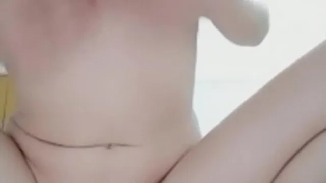 Une belle fille avec de beaux seins a demandé un compte de diffusion en direct pour la première fois et a obtenu des avantages. Elle a utilisé son petit ami pour diffuser du sexe en direct, et l'homme a saisi l'occasion pour la baiser fort.