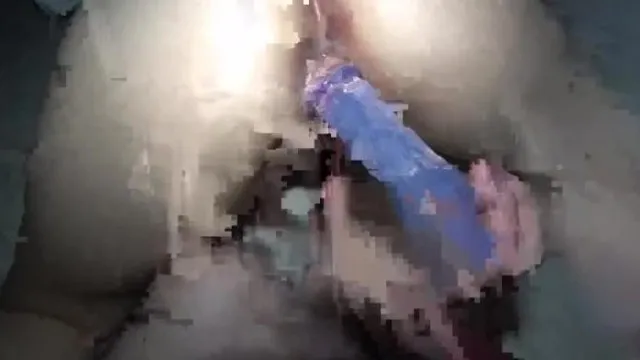 É?-?Uma jovem esposa que foi traída na sala noturna - boquete imoral na cozinha de casa