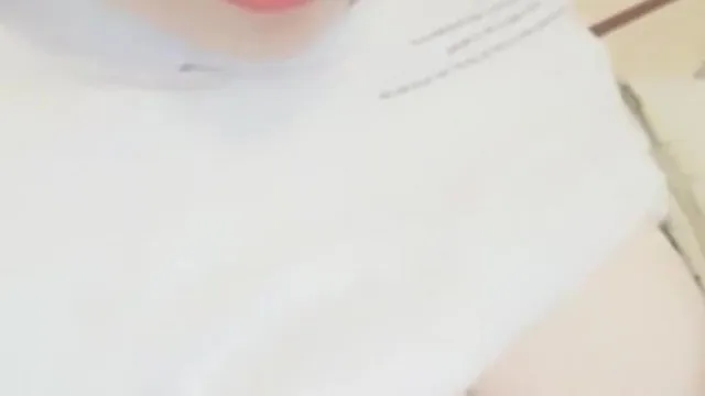 A âncora mais linda com seios peitudos conversa com um cara bonito que é motorista de carona online. Ele volta para seu apartamento para comer pau e dar aqueles peitos grandes.