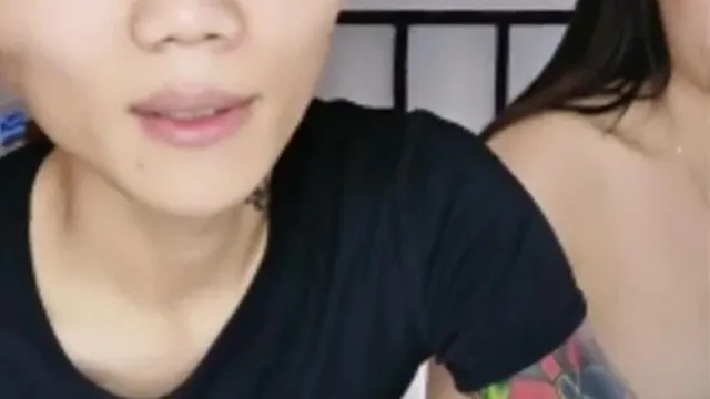 巨乳の女の子とタトゥーの男が一緒にセックスして、バイブでオナニーしてから彼女のセクシーな大きなお尻をフェラするのがとても魅力的です。