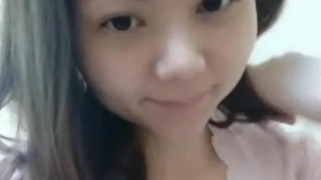 2人の親友がお互いを舐め合って、ハンサムな男の前で3Pでお互いを誘惑します