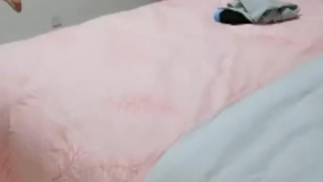 酒店边看球，边玩球，边操逼，和良家偷情很刺激