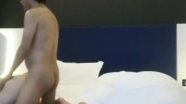 La petite Lingling, douce, rapide et aux gros seins, se présente à l'hôtel pour faire l'amour. Toute la pièce est ma zone sexuelle. La caméra filme partout ! !
