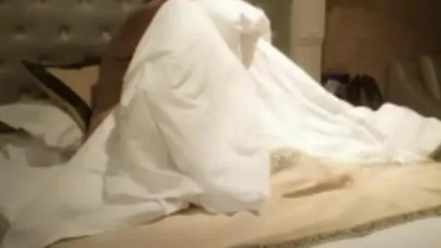 小老板生活苦闷~约了个网红来爽一下！！本来只有要吹吹~结果就自己坐上来了！