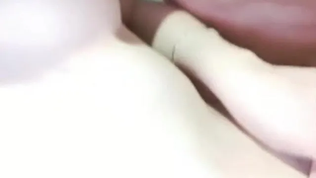 A irmã mais velha estava ocupada no trabalho, e a irmã mais nova safada foi ao banheiro fazer sexo com o cunhado.