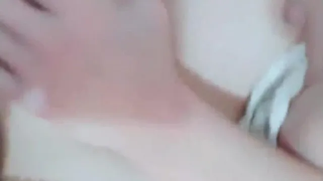 眼镜控必看妹子皮肤白皙还有一对木瓜奶美乳！自慰高潮叫声真是淫荡！真的是听到声音就要射了