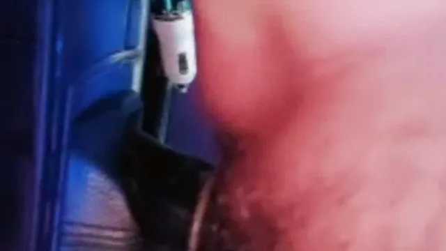 少妇约情人车震后座狭小空间也能玩出花样操出激情