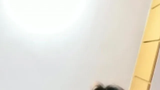 Hermosa presentadora y compañera sexual transmisión en vivo mostrando su largo y hermoso cuerpo, alta calidad parte 2