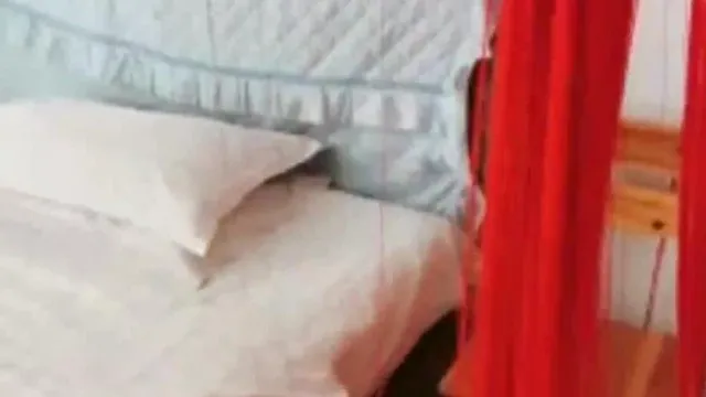 男友直接走過去給女友吹~之後直接爬上床GG和BB直接就插在一起了