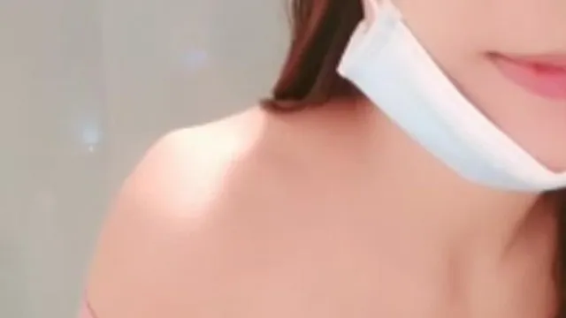 美女跪着撅起屁股做家务的样子真诱惑，帅哥撩开短裙就干  上