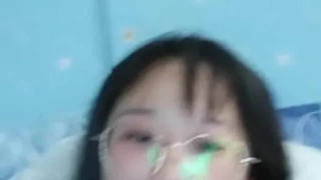 出差打炮中~与美乳女同事在下榻的酒店激情啪啪~