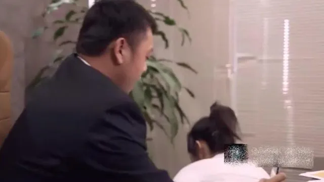 国产痴汉系列经理看片痴狂，在办公室强行后入员工