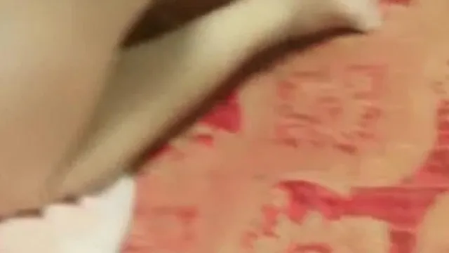 La zorra regordeta tiene un deseo sexual realmente fuerte y apenas se siente satisfecha después de montar un trío en el hotel.