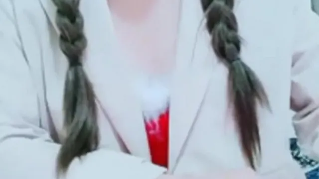 Se filtró selfie de presentadora tetona de celebridad de Internet corriéndose sin condón