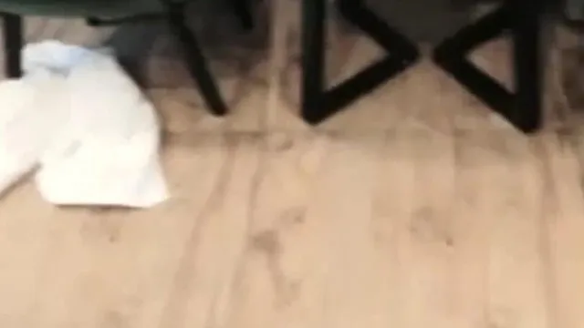 Una jovencita caliente y gordita se engancha con ella y folla en una habitación. Ella le hace una mamada con medias negras y tacones y la cabalga por detrás mientras ella gime y jadea. Si te gusta no te lo pierdas.