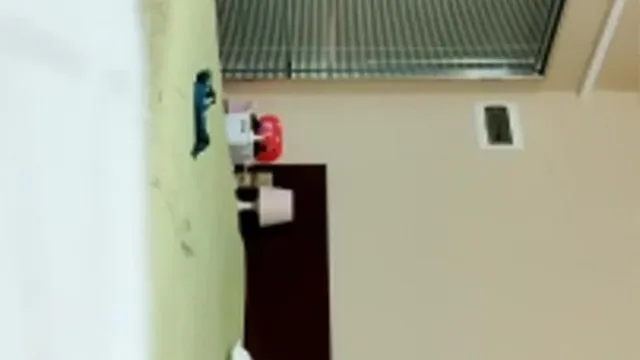 Mon frère cherche une technicienne pour se masturber avec de l'huile essentielle et coucher avec son TP. Il se masturbe fort et se lève puis monte en selle et la baise fort et vite. Ça ne manque pas.