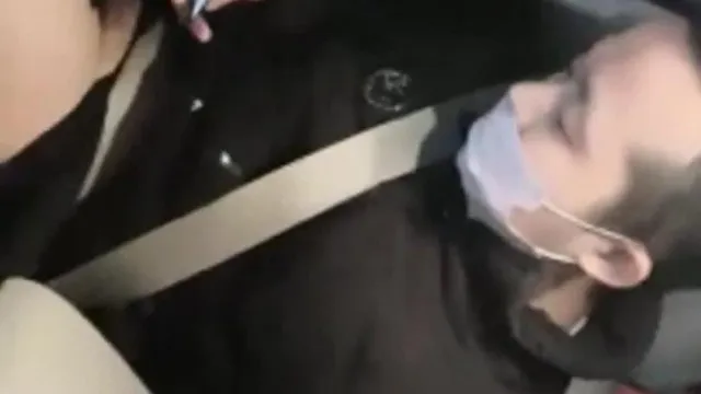 Una jovencita guapa y voluptuosa conduce de noche mientras practica sexo oral. Se detiene en la carretera, se sube al asiento del conductor y se deja follar. Si te gusta, no te lo pierdas.