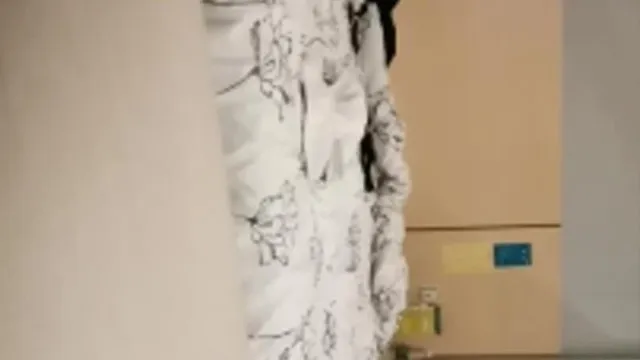 兄はスレンダーな女の子を見つけて生セックスしました。彼女はセクシーな網タイツを履いて上に乗って犯しました。