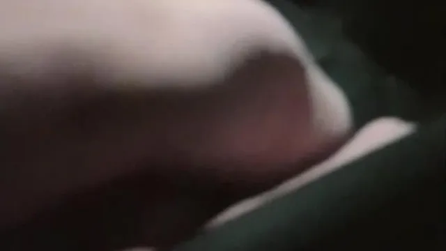 苗条嫩妹夜晚户外车震啪啪 车后座大力猛操灯照近距离特写