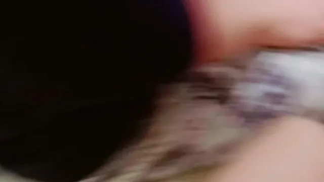 可爱平台(原卡哇伊)颜值不错美女叶子和闺蜜一起勾搭了个男的啪啪大秀 激情口交3P 十分诱人