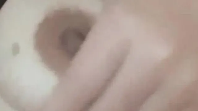 清纯漂亮的美眉和几个猥琐哥聊天展示自己身材(1)