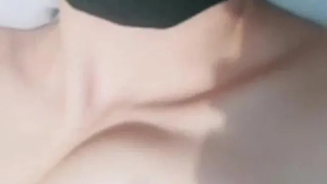 見栄えの良い女の子とのカップルのセックス ショーの 3 番目のパート。JJ を舐めた後、横になってファックします。それが好きなら、見逃さないでください。彼女は黄色の髪と良い体型をしています。