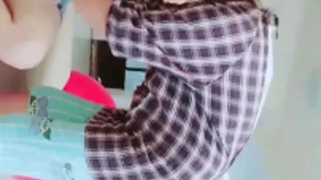 眼镜小哥剧情演绎兄妹两趁妈妈在打扫卫生沙发上啪啪 口交后入健身球上操很是诱惑喜欢不要错过
