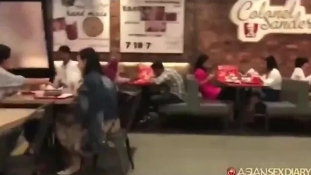 很久没有看到过米糕干美女了，最新仰光肯德基偶遇网红脸童颜巨乳很符合国人审美观的美女