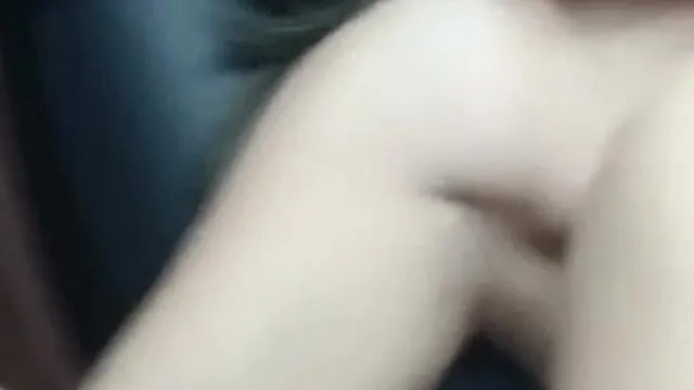 超美形のロリセクシー女神「LBナナ」とセックスパートナーが車内で情熱的に戯れます。彼女は最初のセックスでは満足できず、コンドームなしで再びセックスします。