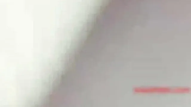 Uma linda âncora de cabeça redonda e uma irmã uniformizada fazem show duplo