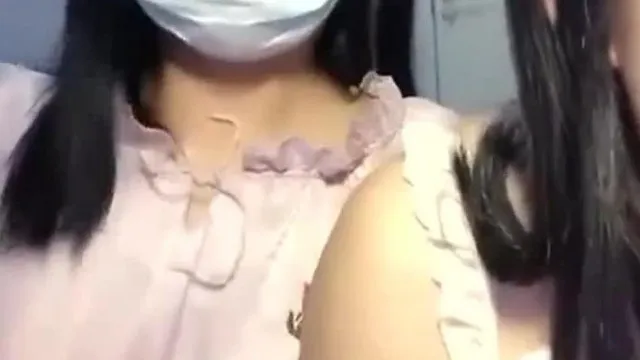 Hermosas hermanas anfitrionas con buena apariencia y grandes areolas lucen sus cuerpos desnudos con bonitas figuras y coños rosados. Es muy tentador.