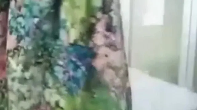 La célébrité Internet Yu Jie interprète l'intrigue d'un médecin qui ne se sent pas bien. Elle porte une chaussure à talons hauts en soie noire pour séduire le médecin. Elle lui sort de force la bite et lui fait une pipe. Elle crie et le dialogue est obscène. drôle.