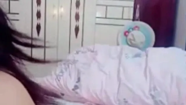 A belezura inocente foi seduzida pelo namorado e levou sua linda melhor amiga para fazer sexo com ele. A bucetinha da melhor amiga era apertada e rosada e seu corpo era macio e eles a foderam de várias maneiras. dentro.