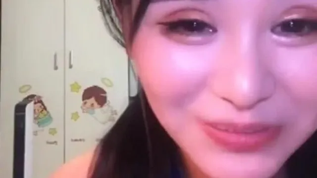 La presentadora es muy buena jugando. Viste una camiseta sexy, tiene una cola de caballo doble, un tapón anal, pinzas para los pezones, ventosas y accesorios para la masturbación.