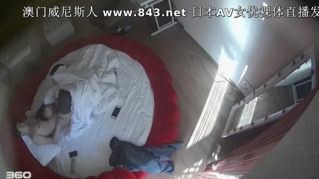 家族旅游近亲相奸 爹妈赏花赏风景 姐姐在房间赏我的巨鸟