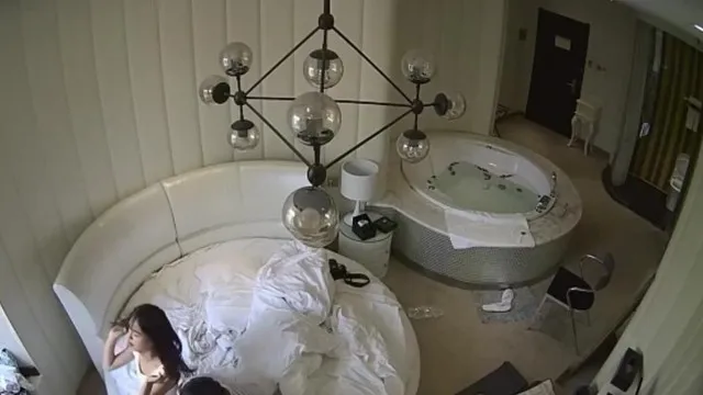 皮膚有點黑的小夥開浴缸房 做愛來很猛 幹的女主角表情都變形