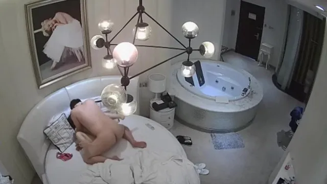 Un chico regordete lleva a su bella novia a una habitación y tiene sexo. La heroína le hace sexo oral, come pollo y la folla de un lado a otro en diferentes posiciones.